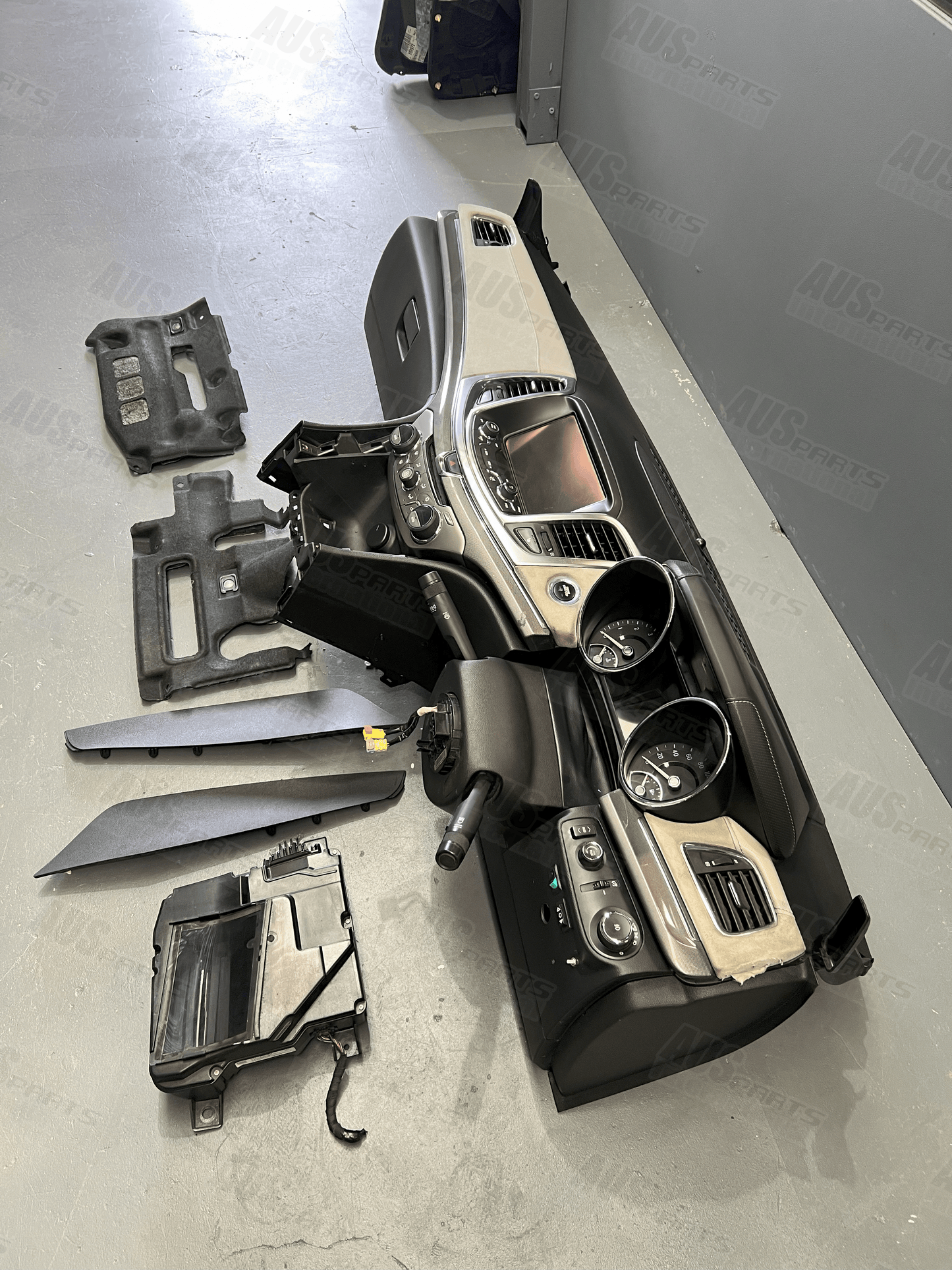 Holden VF Series 2 2014 WN Caprice dash complete RHD with HUD USED