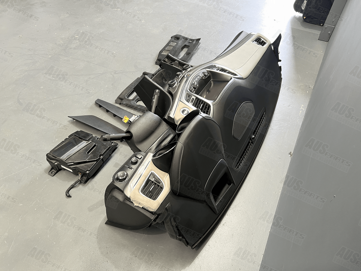 Holden VF Series 2 2014 WN Caprice dash complete RHD with HUD USED