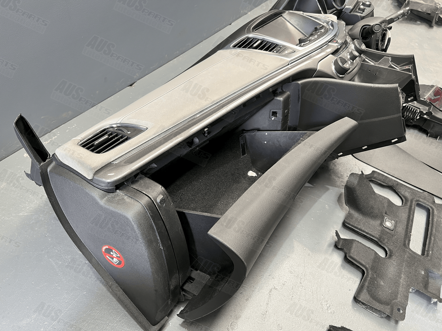 Holden VF Series 2 2014 WN Caprice dash complete RHD with HUD USED